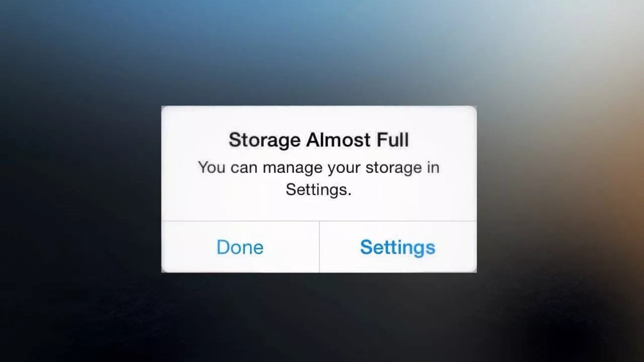 Kotak dialog pop up sistem bertuliskan Storage Almost Full pada layar handphone