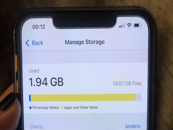 Gunakan fitur Manage Storage bawaan WhatsApp untuk menghapus file-file berukuran besar penimbun memori.