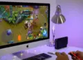Seseorang sedang main Mobile Legends di layar monitor PC atau laptop dengan lancar