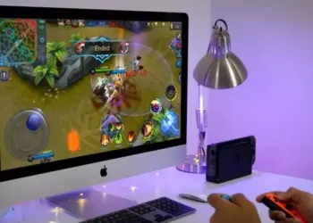 Seseorang sedang main Mobile Legends di layar monitor PC atau laptop dengan lancar