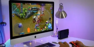 Seseorang sedang main Mobile Legends di layar monitor PC atau laptop dengan lancar