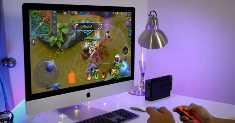 Seseorang sedang main Mobile Legends di layar monitor PC atau laptop dengan lancar