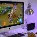 Seseorang sedang main Mobile Legends di layar monitor PC atau laptop dengan lancar