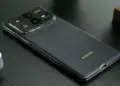 Desain modul kamera belakang mewah berlensa Leica pada HP lipat premium Xiaomi Mix Fold 5 bermotif serat karbon.
