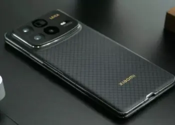 Desain modul kamera belakang mewah berlensa Leica pada HP lipat premium Xiaomi Mix Fold 5 bermotif serat karbon.