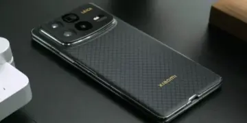 Desain modul kamera belakang mewah berlensa Leica pada HP lipat premium Xiaomi Mix Fold 5 bermotif serat karbon.