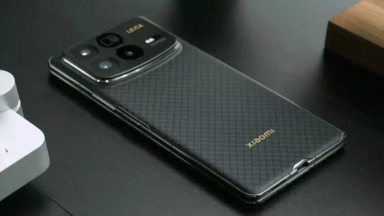 Desain modul kamera belakang mewah berlensa Leica pada HP lipat premium Xiaomi Mix Fold 5 bermotif serat karbon.