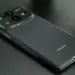 Desain modul kamera belakang mewah berlensa Leica pada HP lipat premium Xiaomi Mix Fold 5 bermotif serat karbon.