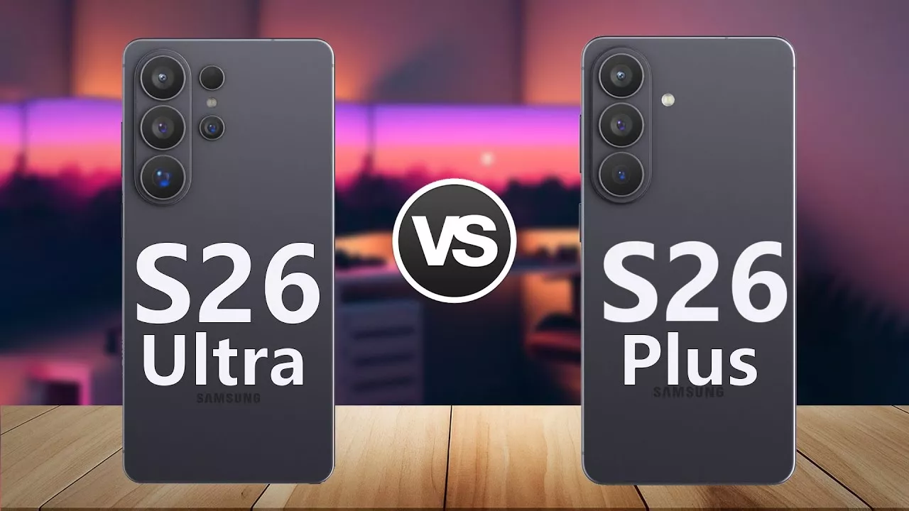 Grafis perbandingan spesifikasi kamera belakang Galaxy S26 Ultra dan Galaxy S26 Plus dengan latar belakang meja kayu.