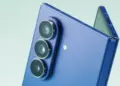HP baru rilis Samsung Galaxy model lipat warna biru dengan konfigurasi tiga kamera belakang vertikal.