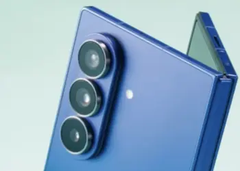 HP baru rilis Samsung Galaxy model lipat warna biru dengan konfigurasi tiga kamera belakang vertikal.