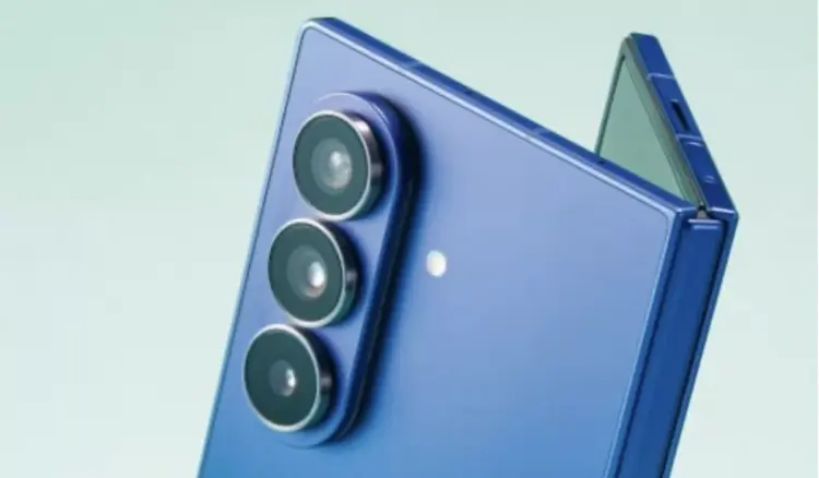 HP baru rilis Samsung Galaxy model lipat warna biru dengan konfigurasi tiga kamera belakang vertikal.