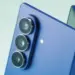 HP baru rilis Samsung Galaxy model lipat warna biru dengan konfigurasi tiga kamera belakang vertikal.