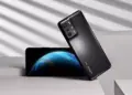 Studio shot Infinix Zero Ultra hitam di atas plinth geometris putih, menampilkan layar dengan wallpaper planet biru, menunjukkan harga terbaru hp tecno dan infinix.