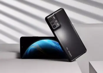 Studio shot Infinix Zero Ultra hitam di atas plinth geometris putih, menampilkan layar dengan wallpaper planet biru, menunjukkan harga terbaru hp tecno dan infinix.