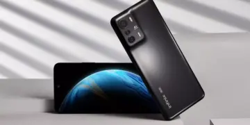 Studio shot Infinix Zero Ultra hitam di atas plinth geometris putih, menampilkan layar dengan wallpaper planet biru, menunjukkan harga terbaru hp tecno dan infinix.