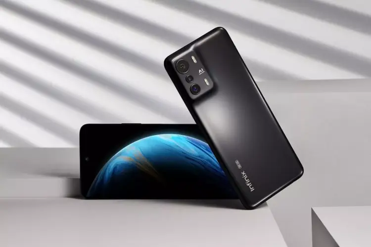 Studio shot Infinix Zero Ultra hitam di atas plinth geometris putih, menampilkan layar dengan wallpaper planet biru, menunjukkan harga terbaru hp tecno dan infinix.