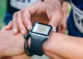 Seorang pelari atau atlet sedang memeriksa indikator detak jantung (heart rate monitor) berangka 89 bpm pada smartwatch miliknya setelah berolahraga.