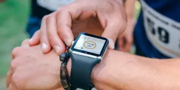 Seorang pelari atau atlet sedang memeriksa indikator detak jantung (heart rate monitor) berangka 89 bpm pada smartwatch miliknya setelah berolahraga.
