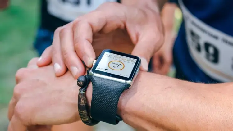 Seorang pelari atau atlet sedang memeriksa indikator detak jantung (heart rate monitor) berangka 89 bpm pada smartwatch miliknya setelah berolahraga.
