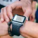 Seorang pelari atau atlet sedang memeriksa indikator detak jantung (heart rate monitor) berangka 89 bpm pada smartwatch miliknya setelah berolahraga.