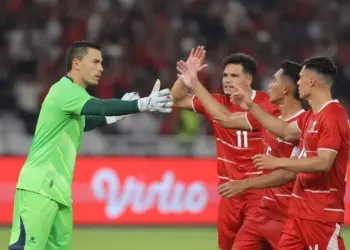Kiper dan bek Timnas Indonesia berkoordinasi menjelang laga hidup mati kontra Mozambik malam ini.