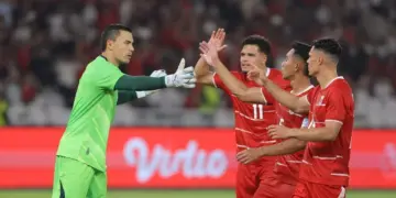 Kiper dan bek Timnas Indonesia berkoordinasi menjelang laga hidup mati kontra Mozambik malam ini.
