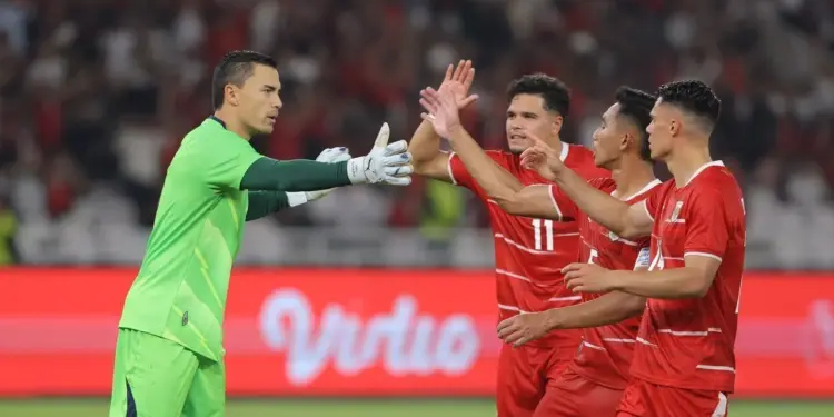 Kiper dan bek Timnas Indonesia berkoordinasi menjelang laga hidup mati kontra Mozambik malam ini.