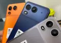 Tiga varian warna asli dari smartphone itel A200 yaitu oranye, biru tua, dan abu-abu saat dipegang langsung.