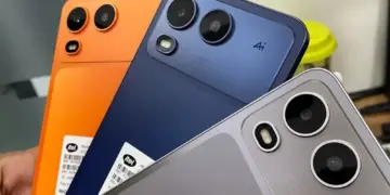 Tiga varian warna asli dari smartphone itel A200 yaitu oranye, biru tua, dan abu-abu saat dipegang langsung.