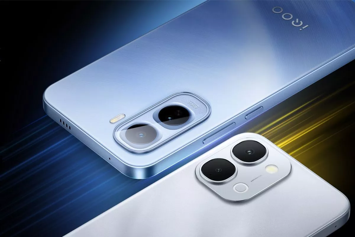 Dua buah HP 5 jutaan iQOO berwarna biru muda dan putih dengan desain dual kamera belakang.