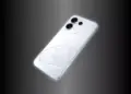 Smartphone Oppo Reno16 warna putih dengan modul kamera AI System dan desain bodi belakang bertekstur Planet 3D.