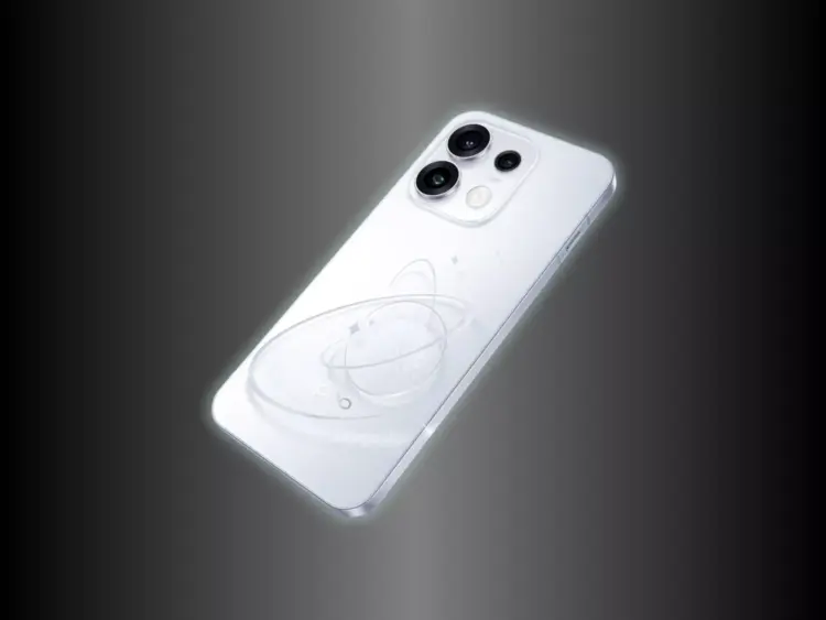 Smartphone Oppo Reno16 warna putih dengan modul kamera AI System dan desain bodi belakang bertekstur Planet 3D.