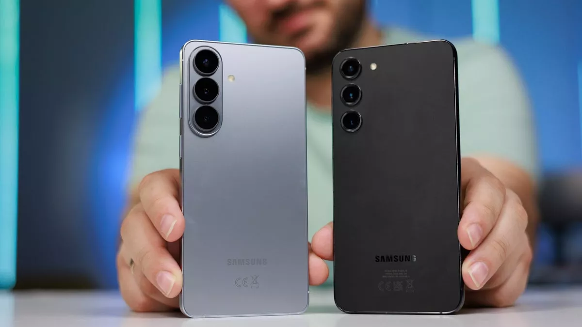 Seseorang menunjukkan perbedaan dimensi dan jumlah lensa kamera pada Samsung Galaxy S26 Ultra berdampingan dengan seri Plus.