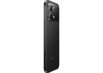 HP Infinix 4 jutaan warna hitam dengan lensa kamera besar berkemampuan OIS.