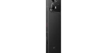 HP Infinix 4 jutaan warna hitam dengan lensa kamera besar berkemampuan OIS.