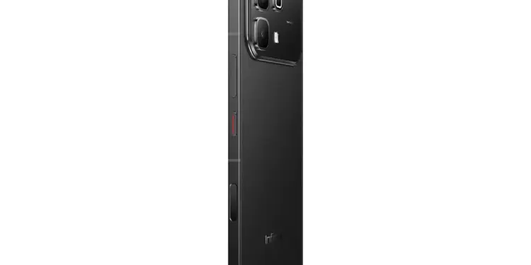 HP Infinix 4 jutaan warna hitam dengan lensa kamera besar berkemampuan OIS.