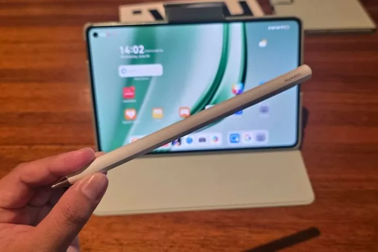 Aksesoris M-Pencil atau stylus Huawei MatePad Mini dengan latar belakang tablet menyala