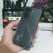 Seseorang memegang smartphone POCO warna hitam abu-abu gelap dengan dua lingkaran kamera besar, pilihan HP memori 512GB terjangkau.