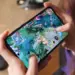 Seseorang sedang memegang smartphone dan asyik bermain game Mobile Legends di peta Land of Dawn.