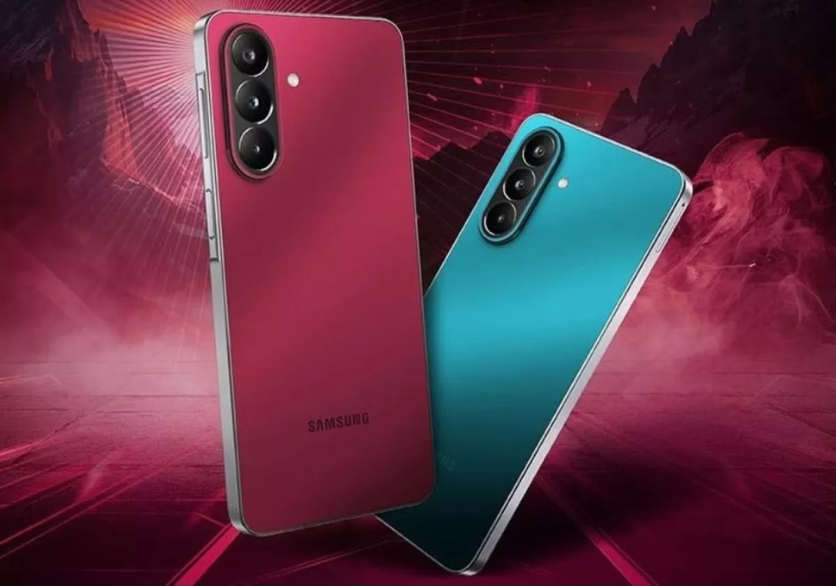 Desain bodi belakang Samsung Galaxy M47 5G varian warna merah maroon dan hijau toska dengan tiga kamera vertikal.