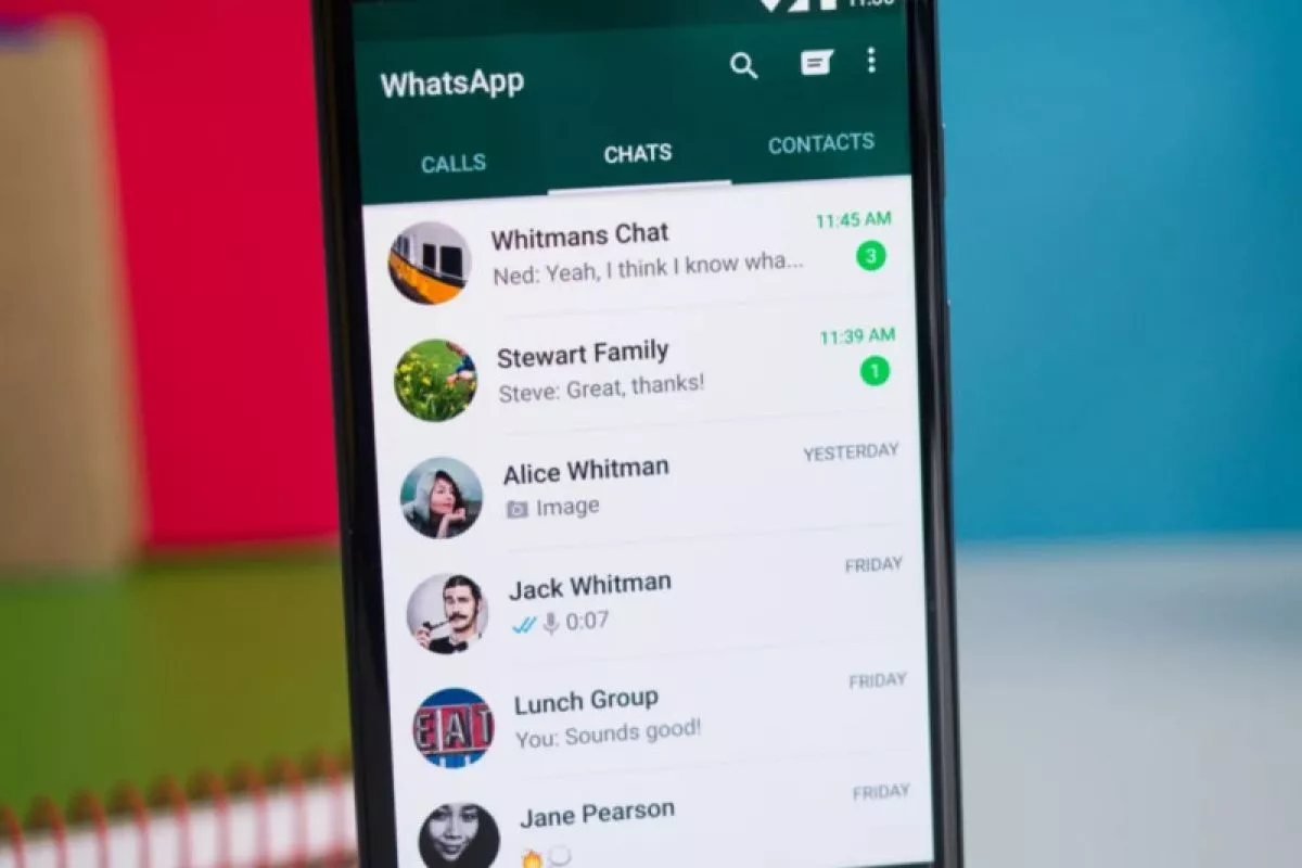 Tampilan antarmuka pengguna (UI) dari aplikasi WhatsApp pada ponsel cerdas yang menampilkan daftar percakapan aktif dengan berbagai kontak dan grup.