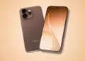 Dua unit smartphone Oppo Reno16 berwarna cokelat keemasan tampak depan dan belakang dengan latar belakang jingga pastel.
