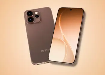 Dua unit smartphone Oppo Reno16 berwarna cokelat keemasan tampak depan dan belakang dengan latar belakang jingga pastel.