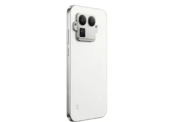 Desain bodi belakang HP Realme premium berwarna putih dengan modul kamera kotak yang unik.