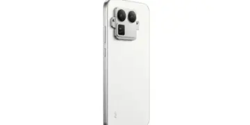 Desain bodi belakang HP Realme premium berwarna putih dengan modul kamera kotak yang unik.