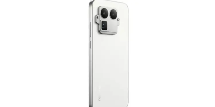 Desain bodi belakang HP Realme premium berwarna putih dengan modul kamera kotak yang unik.