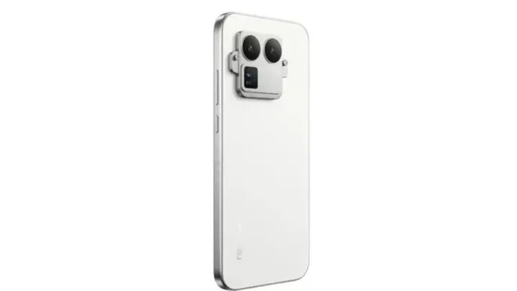 Desain bodi belakang HP Realme premium berwarna putih dengan modul kamera kotak yang unik.