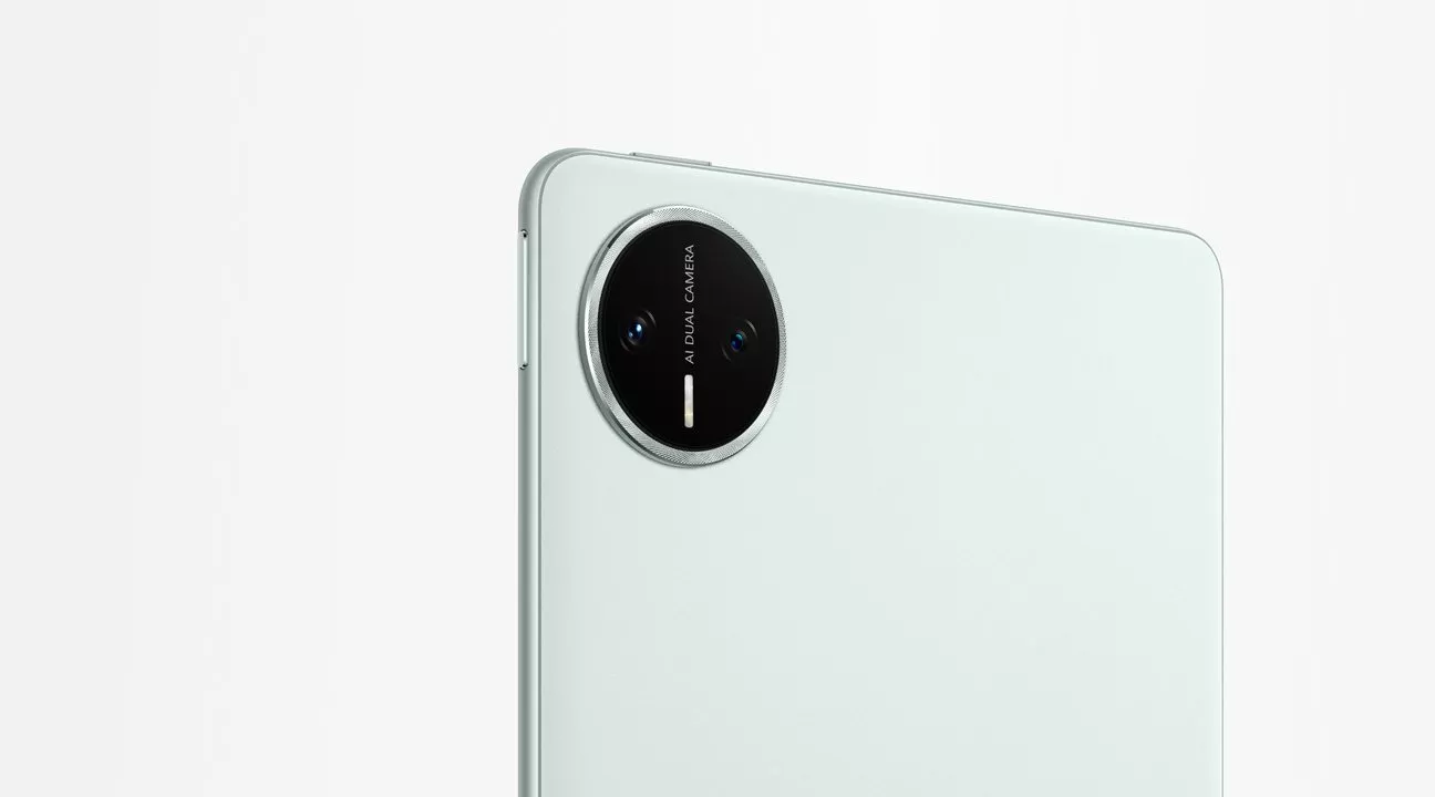 Desain lingkaran modul dual camera belakang dengan fitur AI pada bodi tablet Huawei MatePad Mini.