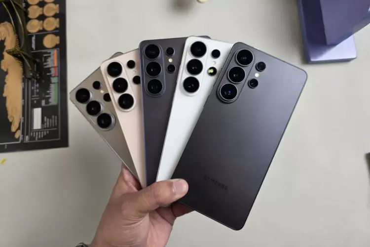 Deretan varian warna premium HP Samsung lini flagship yang kini mengalami penyesuaian harga di pertengahan tahun 2026.